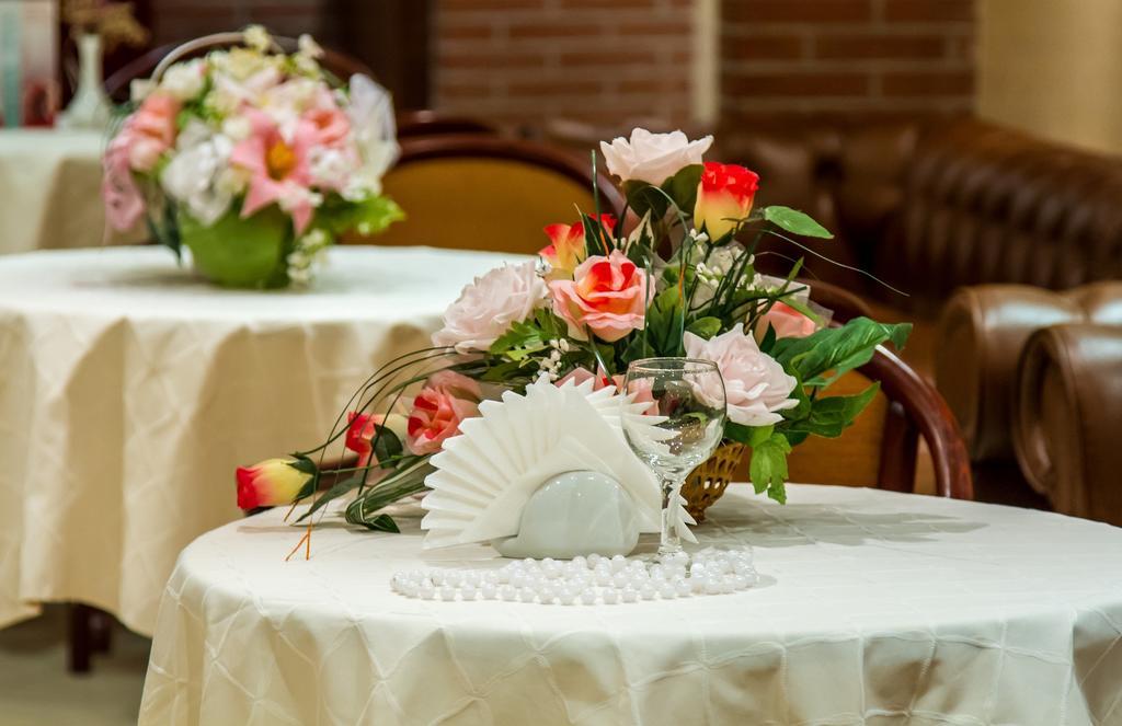 Optima Deluxe Kryvyi Rih Hotel Bagian luar foto